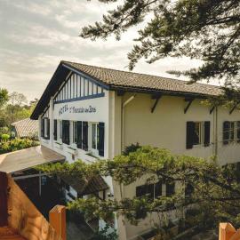Logis Hôtel Emeraude des Bois, hotel v destinaci Mimizan-Plage