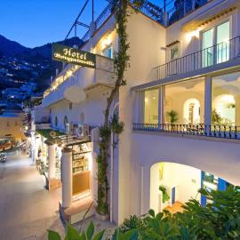 Hotel Bougainville، فندق في بوسيتانو