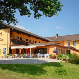 Gasthof Hotel Zur Post, hotelli kohteessa Ferlach