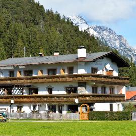 Pension und Apartments Landhaus Marie, hotel in Leutasch