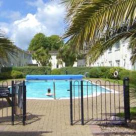 Esplanade Court Apartment with communal seasonal heated pool, hotelli kohteessa Paignton