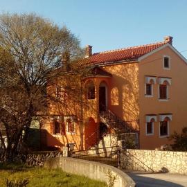 Apartments Laura, hotel in Pinezici