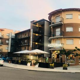Apartamentos Giuliano、エンプリアブラバのホテル