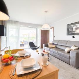 Apartament Kalinowo Golf - salon z opcją spania, kuchnia i 2 sypialnie, 1-6 osób, hotel a Niesulice