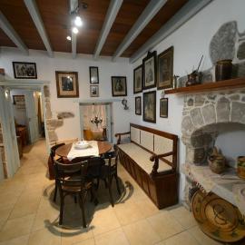 Old Traditional House، فندق في Mandrakion