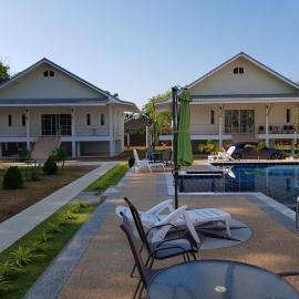 Poolside Bungalows, hotel in Khao Lak
