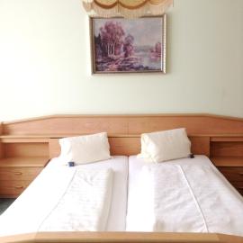 Hotel Garni: Bad Schallerbach şehrinde bir otel