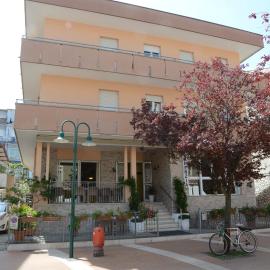Albergo Larenzia, hotel in Cattolica