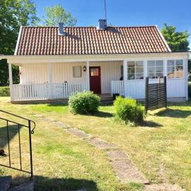 Farbror Alfreds Stuga Sjöutsikt, Hotel in Köpingsvik