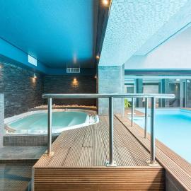 Hotel Brise de Mer - Piscine intérieure & extérieure, hotelli kohteessa Saint-Raphaël