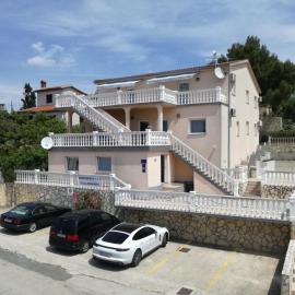 Apartments Villa Rosmarin โรงแรมในOmišalj
