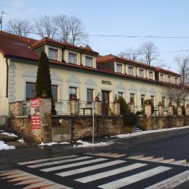 Hotel Bouček、Mochovのホテル