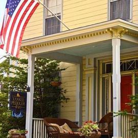 Yankee Peddler Inn、ニューポートのホテル