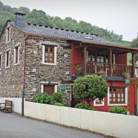 Apartamentos El Llago, hotelli kohteessa Boal