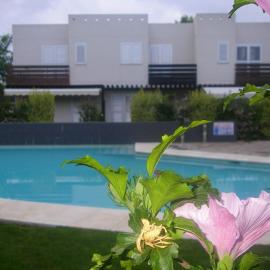 Perfect holiday 3 bedroom beach house with pool, garden close to Portaventura and Barcelona, hotel v destinácii Montroig