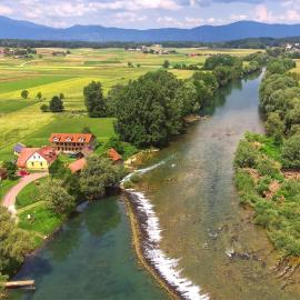 Fortun Estate - apartmaji ob reki Kolpi, hotel din Metlika