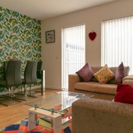 Contemporary & Exquisite Trumpington Townhouse with Parking & 5 mins to Addenbrookes & Papworth hospitals