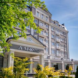 Hotel Alkor، فندق في تريسكوفيتس