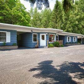 Whispering Winds Motel، فندق في اوبورن