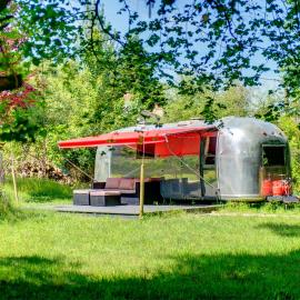 Vintage glamping Airstream with Farm Animals, hotel in Penryn