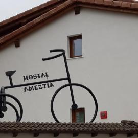 Hostal Ameztia، فندق في Doneztebe