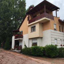 Bella apartman Balatonalmádi, hotel in Balatonalmádi