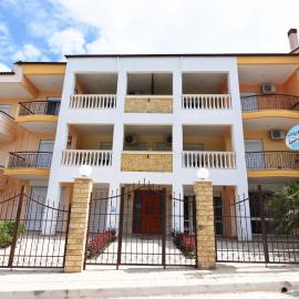 Eleonas Apartments, hotel in Nea Moudania