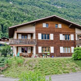 Apartment Aare 3.5 by GriwaRent AG: Goldswil şehrinde bir otel
