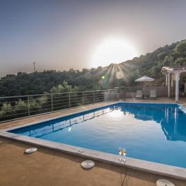 Aksos Suites Accessible Accommodation: Ayiá şehrinde bir otel