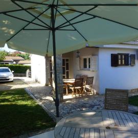 Apartments Mladen, hotel in Njivice