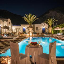 Anezina Villas, hotell i Perissa