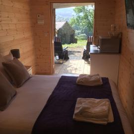 Romantic Getaway Luxury Wooden Cabin With Private Hot Tub and BBQ, hotel in Aberystwyth