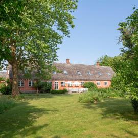 Mellem-rummet Guesthouse & Glamping, hotel in Tanderup