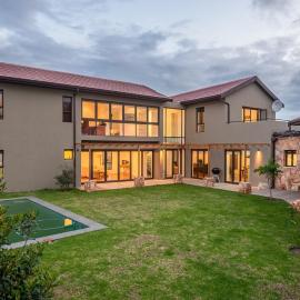 Modern spacious home in heart of Cape Winelands, hotel in Somerset West