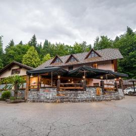 Guest House Frata โรงแรมในDvor