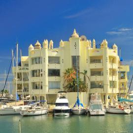 Capaldi Luxury Holiday Rentals Puerto Marina Benalmadena, hotel in Benalmádena