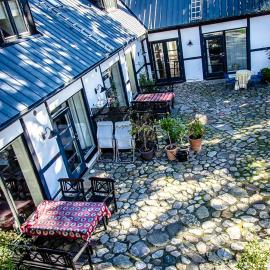 Apan & Klyset, hotel Simrishamnban
