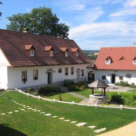 Čapkův statek: Hořičky şehrinde bir otel
