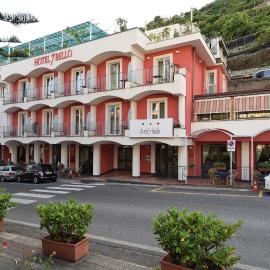 Viesnīca Hotel7Bello pilsētā Minori