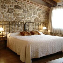 Hostal Casa Laure y Mª Jose، فندق في Arens de Lledó