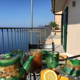 House in Grimaldi. Spectacular view over the French Riviera!, hotel v mestu Grimaldi