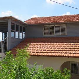 בין יער לים, hotel u gradu Shelomi