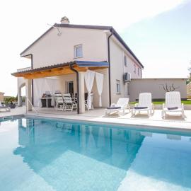 Villa Silver Novigrad with private pool, Hotel in Novigrad