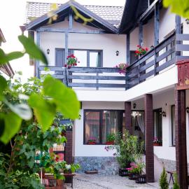 Casa de sub deal, hotel a Bîltişoara