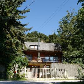 SZARVASKŐ NYARALÓ/ DEER ROCK COTTAGE, hotel in Esztergom