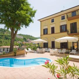 Raffaello Residence una Dimora storica con piscina panoramica nelle Marche, hotel en Sassoferrato