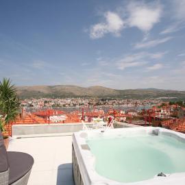 Domus Apartments, hotel i Trogir