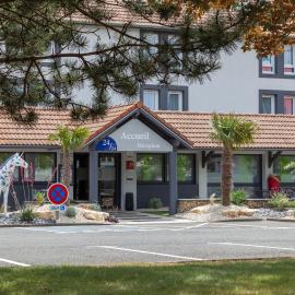 Kyriad Niort-Espace MendesFrance، فندق في نيورْ