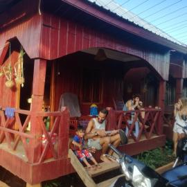 Bee Bee's Chalets home stay and trekking, hótel í Banlung