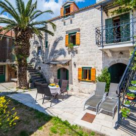 Small house Pivcevi, ξενοδοχείο σε Podgora